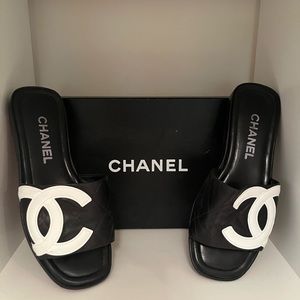 Chanel slides